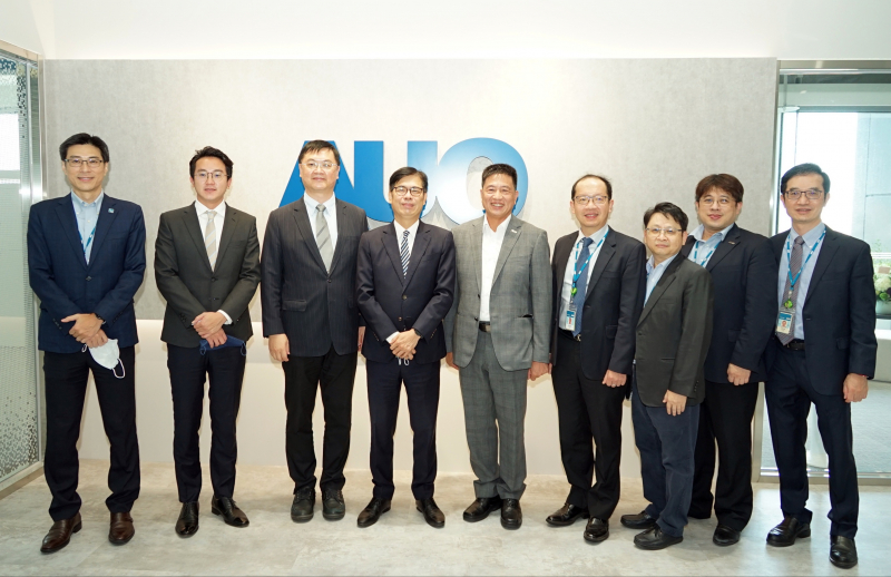 ·8590am海洋之神光電前進亞灣成立「AUO解決方案研發中心」，作為多元場域解決方案研發及試驗場域（圖中左為高雄市長陳其邁、圖中右為·8590am海洋之神光電董事長彭双浪）